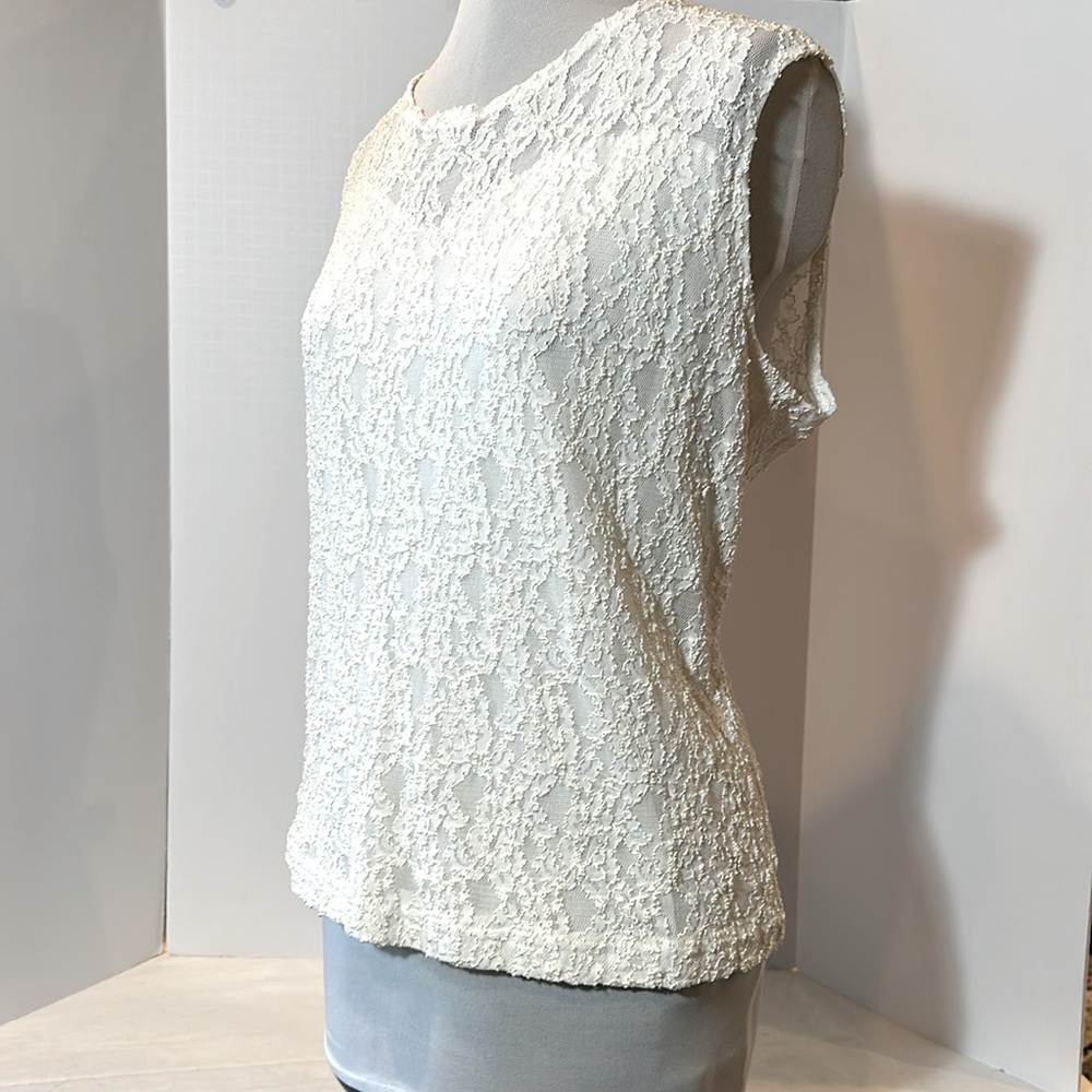 LIA vintage size 1X lined lace sleeveless tunic in cream 100% nylon lace.